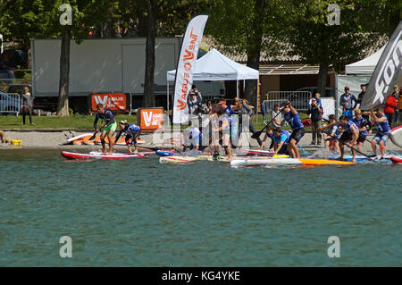 Outdoormix Festival, Mai 16 2016. Paddelrennen in Embrun, Südalpen in Frankreich, nahe dem Lac de Serre-Ponçon. Stockfoto