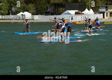 Outdoormix Festival, Mai 16 2016. Paddelrennen in Embrun, Südalpen in Frankreich, nahe dem Lac de Serre-Ponçon. Stockfoto