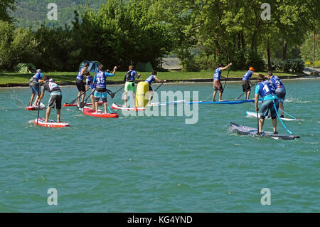 Outdoormix Festival, Mai 16 2016. Paddelrennen in Embrun, Südalpen in Frankreich, nahe dem Lac de Serre-Ponçon. Stockfoto