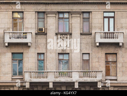 Mehrere Fenster und Balkone in einer Reihe auf der Fassade der städtischen Gebäude Vorderansicht, St. Petersburg, Russland Stockfoto