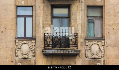 Drei Fenster in einer Reihe und Balkon auf der Fassade der städtischen Gebäude Vorderansicht, St. Petersburg, Russland Stockfoto