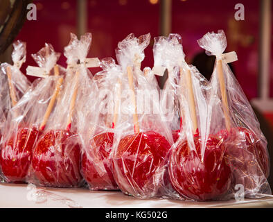 Delicious red candy Äpfel in Folie Stockfoto