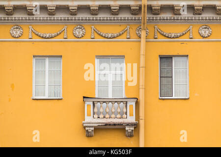 Drei Fenster in einer Reihe und Balkon auf der Fassade von Petersburg State Transport University Vorderansicht, St. Petersburg, Russland Stockfoto