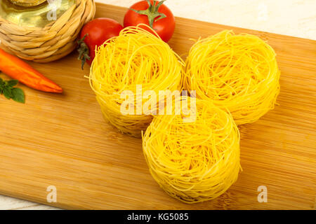 Rohe Fettucine Nudeln bereit für bowling Stockfoto