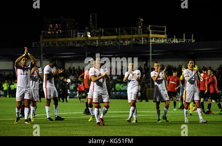 Die Spieler VON MK Dons danken den Fans nach dem letzten Pfiff während des Emirates FA Cup, dem ersten Spiel in den Ewen Fields, Hyde. Stockfoto