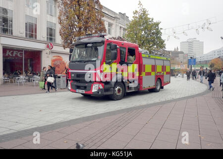 November 2017 - Feuerwehrfahrzeug reagiert auf einen nicht Notruf im Zentrum von Cardiff in Südwales Stockfoto