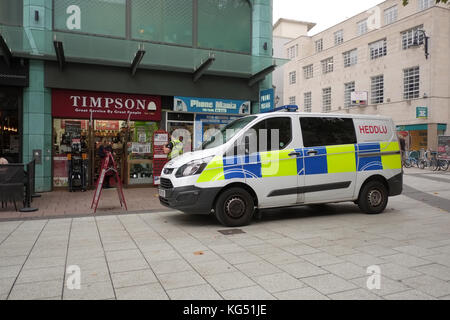 November 2017 - Polizeibus in der Fußgängerzone des Einkaufsviertels im Stadtzentrum von Cardiff Stockfoto