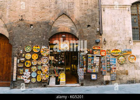 Typische Souvenirs in einem Geschäft in Siena, Toskana, Italien Stockfoto