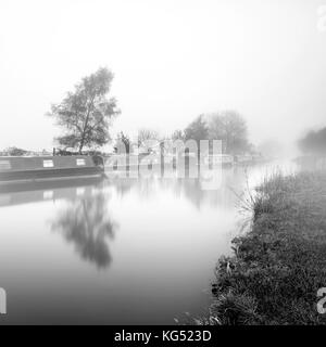 Haus Boote und Binnenschiffe auf dem Kennet Kanal im Nebel vertäut Stockfoto