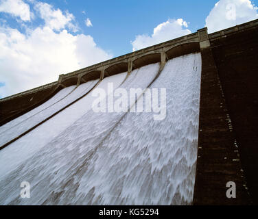 Channel Islands, Guernsey. St. Saviour's Dam. Nahaufnahme des Überlaufs von unten. Stockfoto