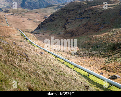 Zwei Kilometer Wasserleitung (für hydroelektrische Energie) von llyn Llydaw nach Cwm Dyli auf Mount Snowdon, dem höchsten Berg Englands und Wales. Stockfoto