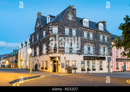 Die Menschen lesen Menü vor ein Restaurant und eine Bar in der Innenstadt von Portree auf der Insel Skye, Schottland, Vereinigtes Königreich. Stockfoto