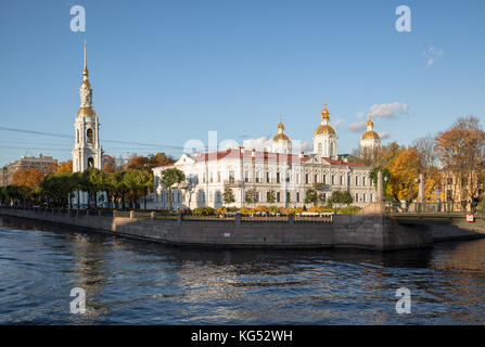 Blick auf kryukov und griboyedov Kanäle und Glockenturm und Kuppel der St. Nikolaus marine Kathedrale, St. Petersburg, Russland Stockfoto
