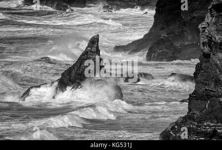 Sturmwind und Wellen Teig die kornischen Küste bei Bedruthan Steps in der Nähe von Newquay GROSSBRITANNIEN Stockfoto