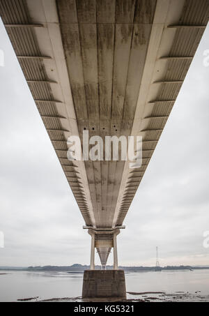 Severn Road Brücke über den Fluss Severn, die Chepstow in Südwales und Aust am englischen Ufer verbindet, von unten gesehen Stockfoto