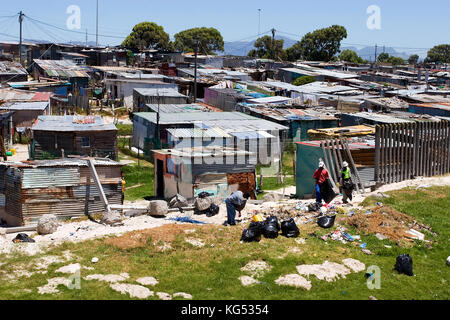 Schäkel in armen Township in Kapstadt, Südafrika Stockfoto