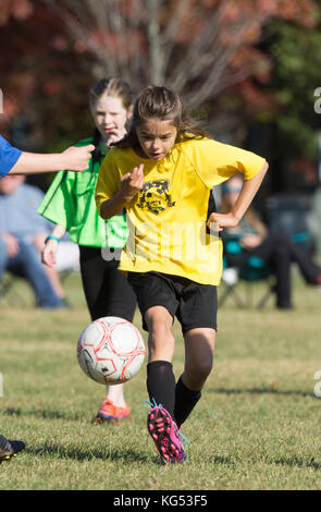 Eine 9-jährige Mädchen in einem Jugend Fußball Match in Moretown, Vermont Stockfoto