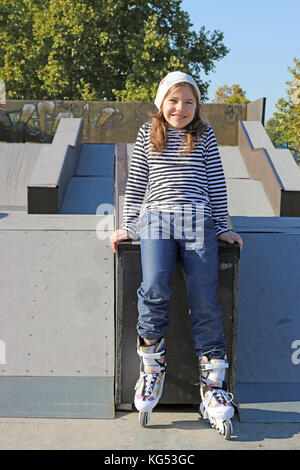 wunderschönes kleines Mädchen auf Spielplatz Stockfoto