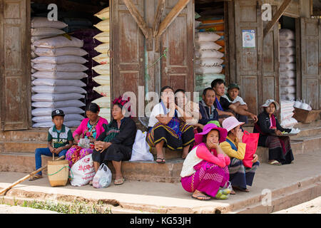 Die burmesische Männer und Frauen der Pa'o/pao Stamm vor dem Lager an die Stadt aungban, kalaw Township, Taunggyi, Shan Staat, Myanmar/Burma Stockfoto