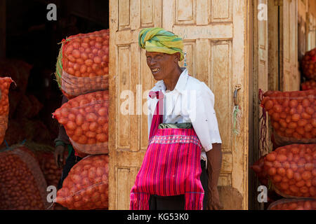 Die burmesische Mann der Pa'o/pao Stamm vor dem Lager an die Stadt aungban, kalaw Township, Taunggyi, Shan Staat, Myanmar/Burma Stockfoto