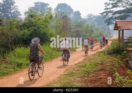 Westliche Touristen Radfahren mit dem Fahrrad in der Nähe der Inle See im nyaungshwe Township von Taunggyi, Shan Staat, Myanmar/Burma