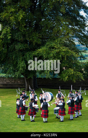 Stirling, Schottland – 17. August 2010: Piper-Band in einer Garde im Stirling Castle in Stirling, Schottland, Vereinigtes Königreich Stockfoto