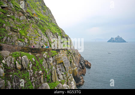 Die Klippen von Skellig Michael Insel und Little Skellig Insel im Hintergrund, County Kerry, Irland, Europa Stockfoto