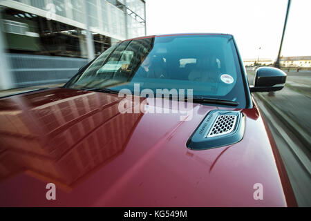 Red Ranger Rover Sport Driving Stockfoto