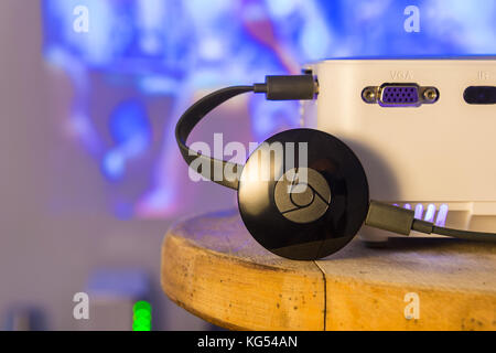 Montreal, KALIFORNIEN – 3. November 2017: Ein Google Chromecast-Gerät wird an den hdmi-Anschluss eines Projektors angeschlossen, der ein Video streamt Stockfoto
