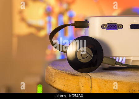 Montreal, KALIFORNIEN – 3. November 2017: Ein Google Chromecast-Gerät wird an den hdmi-Anschluss eines Projektors angeschlossen, der ein Video streamt Stockfoto