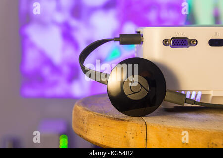 Montreal, KALIFORNIEN – 3. November 2017: Ein Google Chromecast-Gerät wird an den hdmi-Anschluss eines Projektors angeschlossen, der ein Video streamt Stockfoto
