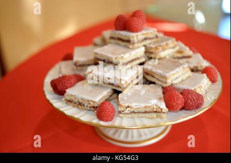 In der Nähe der lettischen Alexander Kuchen Weihnachten Urlaub Cookies, vergoldet, auf einem Tisch in einer Gemeinschaft oder Familienfeier. Stockfoto