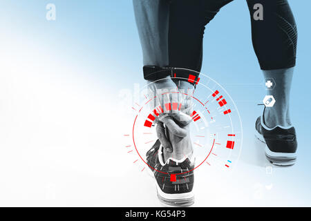 Runner sportsman Holding Knöchel in den Schmerz mit gebrochenen twisted Gemeinsame laufen Sport Verletzungen und athletischen Mann berühren Fuß mit VR-medizinischen sca zu Verstauchung Stockfoto