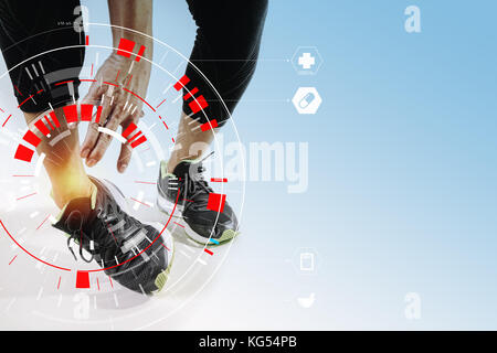 Runner sportsman Holding Knöchel in den Schmerz mit gebrochenen twisted Gemeinsame laufen Sport Verletzungen und athletischen Mann berühren Fuß mit VR-medizinischen sca zu Verstauchung Stockfoto