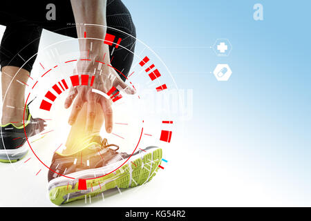 Runner sportsman Holding Knöchel in den Schmerz mit gebrochenen twisted Gemeinsame laufen Sport Verletzungen und athletischen Mann berühren Fuß mit VR-medizinischen sca zu Verstauchung Stockfoto