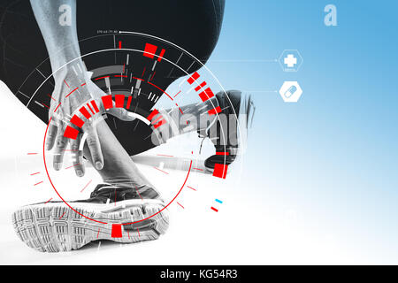 Runner sportsman Holding Knöchel in den Schmerz mit gebrochenen twisted Gemeinsame laufen Sport Verletzungen und athletischen Mann berühren Fuß mit VR-medizinischen sca zu Verstauchung Stockfoto