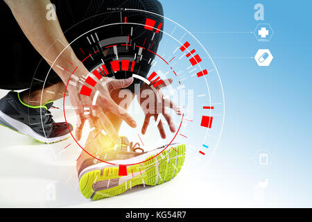 Runner sportsman Holding Knöchel in den Schmerz mit gebrochenen twisted Gemeinsame laufen Sport Verletzungen und athletischen Mann berühren Fuß mit VR-medizinischen sca zu Verstauchung Stockfoto