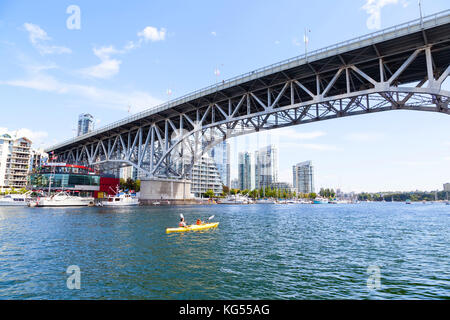 Vancouver - Aug. 16, 2017: Zwei Kajakfahrer Paddeln auf der Granville Street Brücke auf False Creek Hafen mit der Vancouver Yaletown Skyline im backgroun Stockfoto