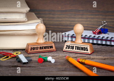 2017 und 2018 Trends. Stempel auf dem Schreibtisch im Büro. Wirtschaft und Arbeit Hintergrund Stockfoto