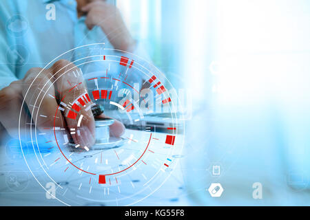 Medizintechnik Konzept, smart Arzt wird das Arbeiten mit modernen Computer im Krankenhaus Büro mit virtuellen Symbol Diagramm Stockfoto