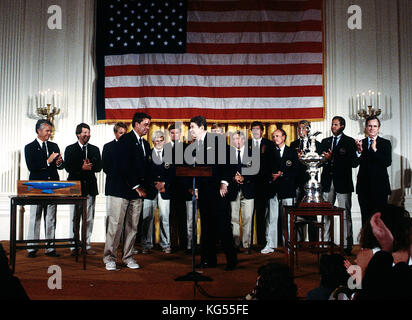 Washington Dc. usa, 9. Februar, 1987 Präsident Ronald Reagan grüßt Dennis Conner und die Crew des America's Cup Racing Yacht die "stars and stripes" im East Room des Weißen Hauses. Stockfoto