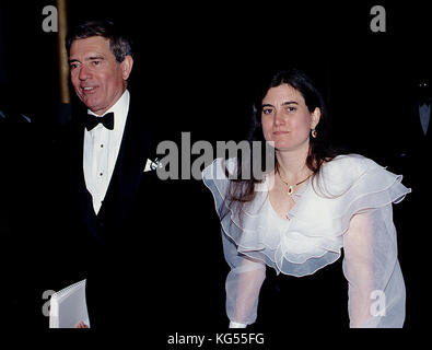 Washington Dc. usa, 6. Dezember, 1991 Dan Rather und seine Tochter Robin im Kennedy Center Honors ankommen. Stockfoto
