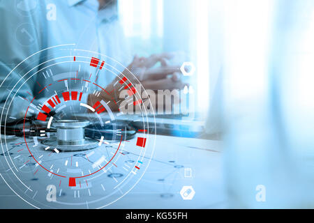 Medizintechnik Konzept, smart Arzt wird das Arbeiten mit modernen Computer im Krankenhaus Büro mit virtuellen Symbol Diagramm Stockfoto