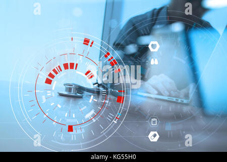 Medizintechnik Konzept, smart Arzt wird das Arbeiten mit modernen Computer im Krankenhaus Büro mit virtuellen Symbol Diagramm Stockfoto