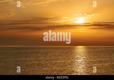 Sonnenuntergang über dem Ionischen Meer, Pasqyra (Spiegel) Strand, Saranda, Albanien Stockfoto