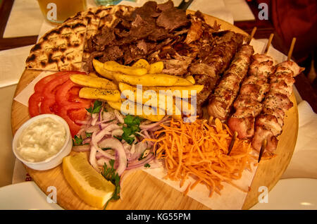 Griechische fast-food auf einer Platte: souvlakia, Gyro, Salat und Pita Stockfoto