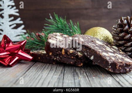 Schokolade salami Dessert für Weihnachten dekoriert Stockfoto