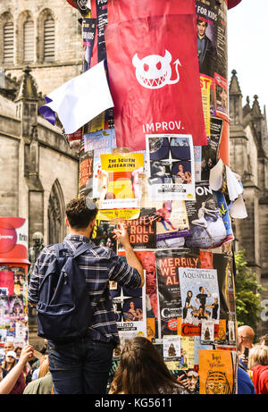 Jedes Jahr das Edinburgh Fringe erfolgt mit Künstlern schmücken speziell aus Säulen mit Werbematerial die Förderung ihrer zeigt. Stockfoto