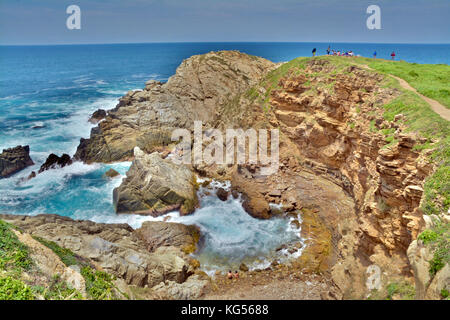 Einen wunderschönen Blick auf den heiligen Hügel und das blaue Meer in Punta Cometa, Mexiko Stockfoto