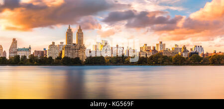 New York Upper West Side Skyline bei Sonnenuntergang, vom Central Park gesehen, über Jacqueline Kennedy Onassis Reservoir Stockfoto